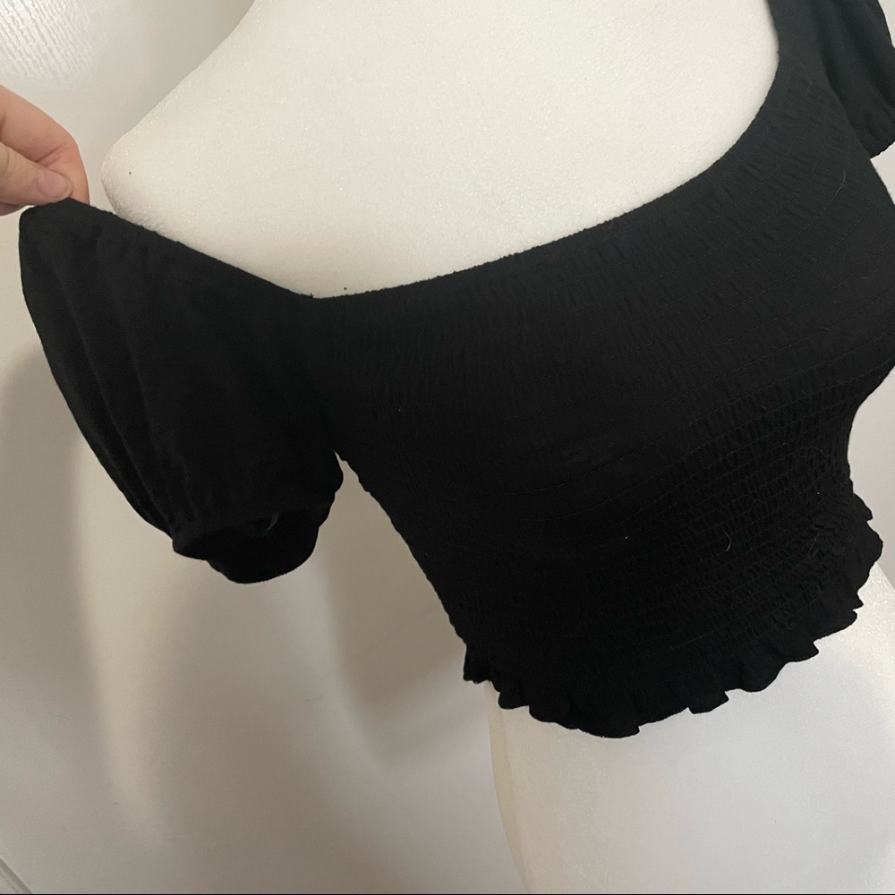 Black shirred puff sleeve crop top - Picture 2 of 6